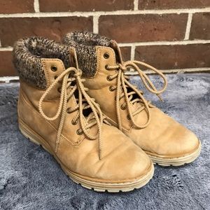 😍NEW PRICE😍CLIFFS -White Mountain -KUDROW bootie